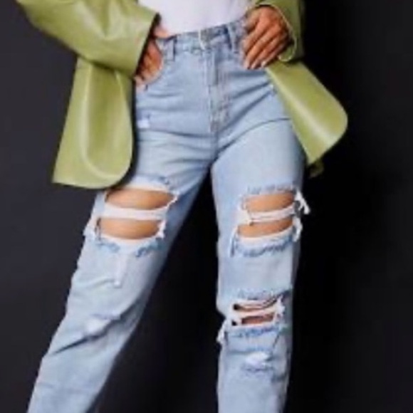 PrettyLittleThing Denim - 🟠NWT PRETTYLITTLETHING Washed Distressed High Rise Mom Jeans in Light Blue Sz 8